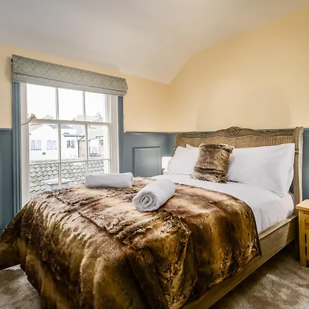 Isabella's House - 4 Bedroom Scarborough