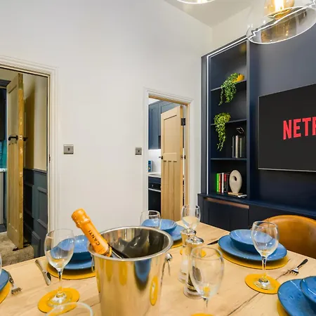 Isabella's House - 4 Bedroom Scarborough