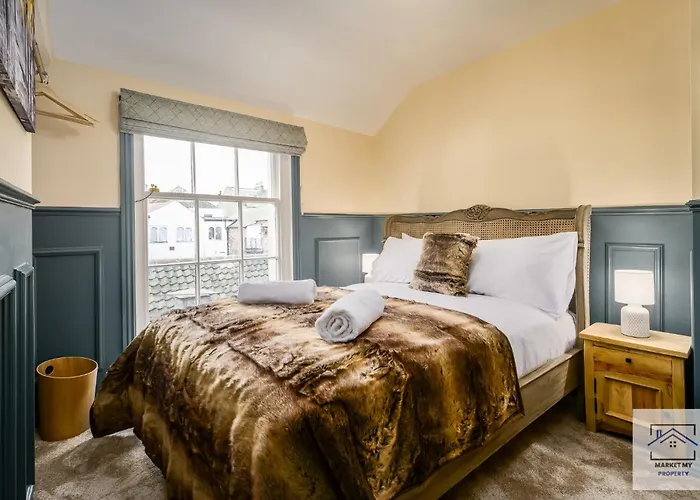 Isabella's House - 4 Bedroom Scarborough