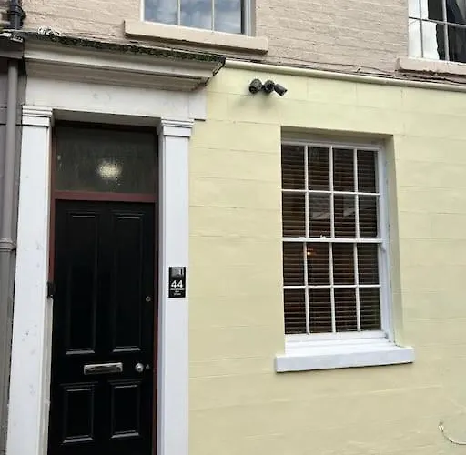 Isabella's House - 4 Bedroom Scarborough