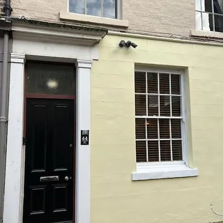 Isabella's House - 4 Bedroom Scarborough